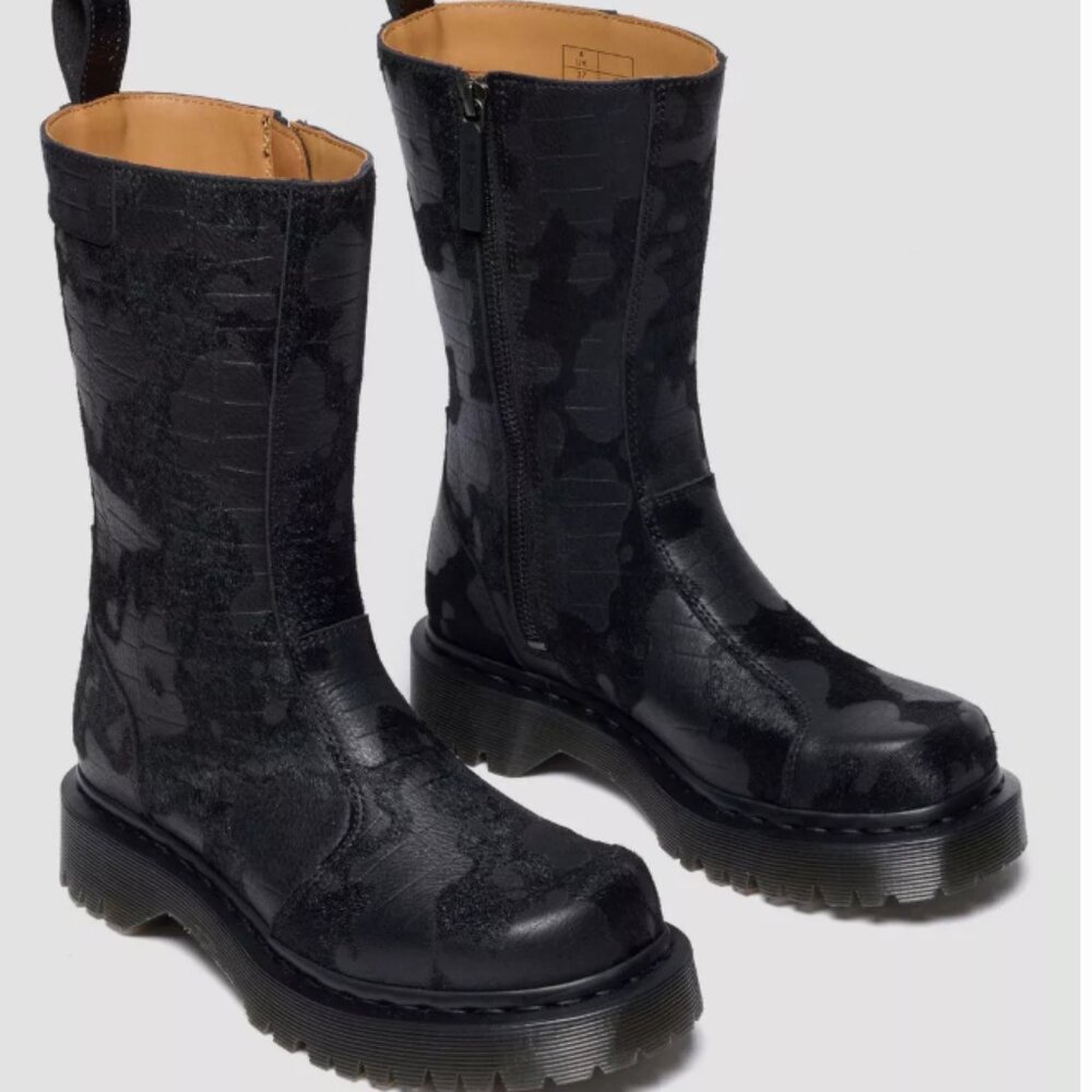 Dr Marten boots Size 9, with cool detail - worn 1x!